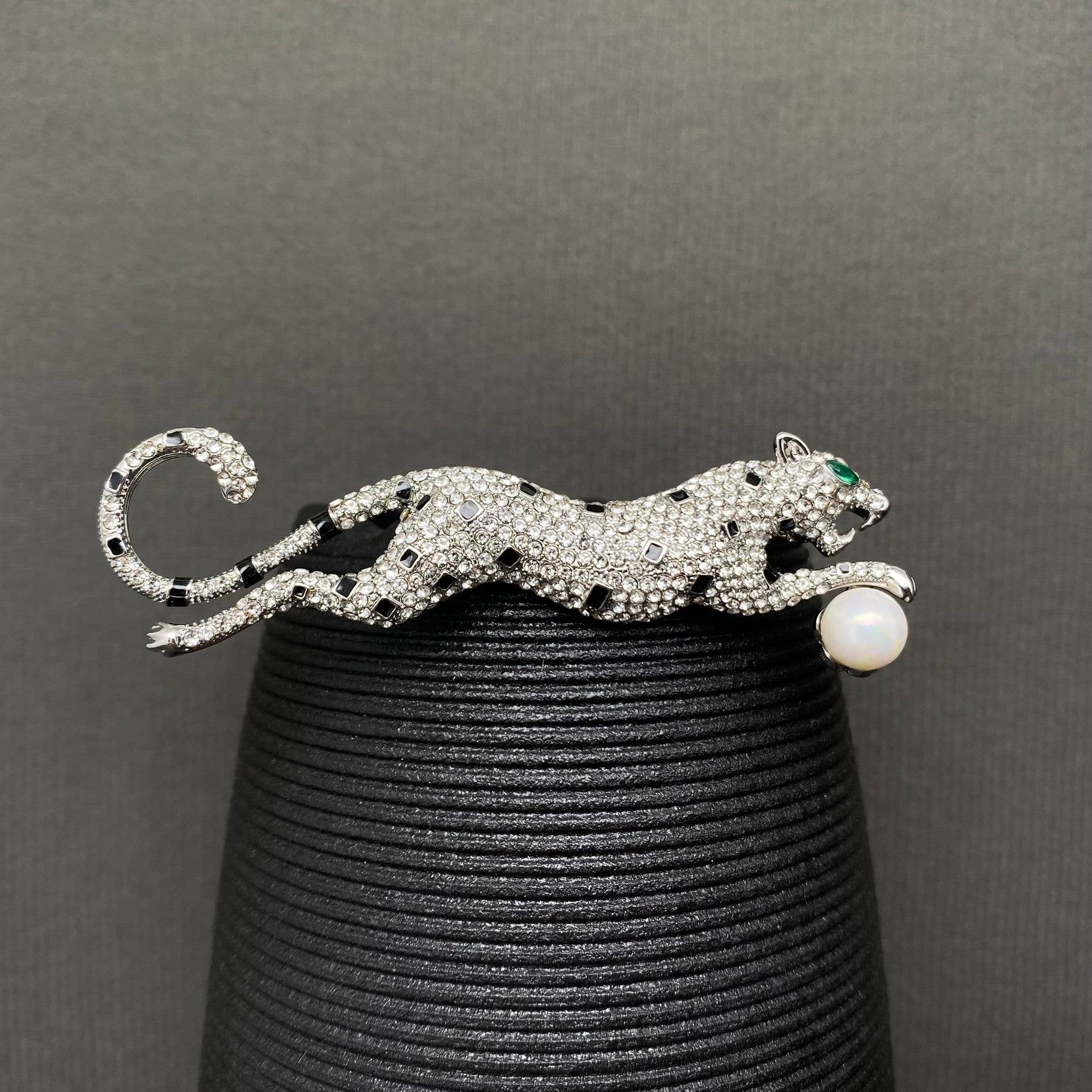 Handpicked Rhinestones Inlaid Cheetah Brooch