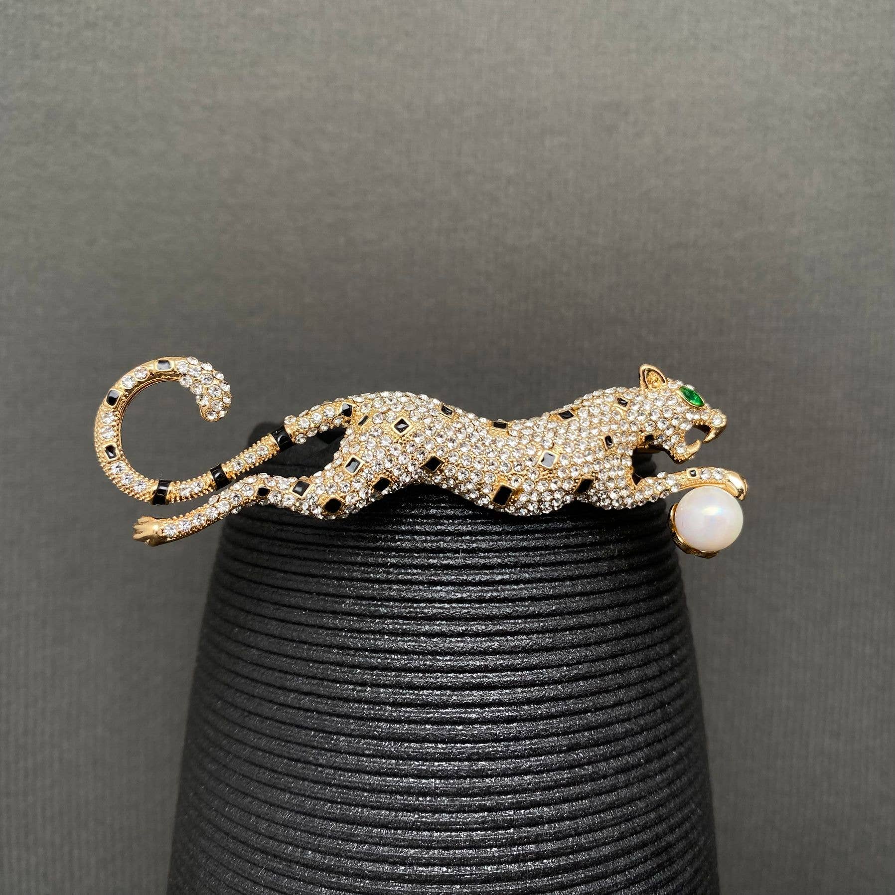 Handpicked Rhinestones Inlaid Cheetah Brooch